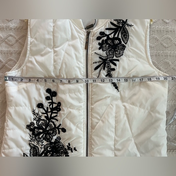 NEW! For Cynthia white Puffer Vest Zip Up Black Floral Pattern Womens Size L - Picture 8 of 13